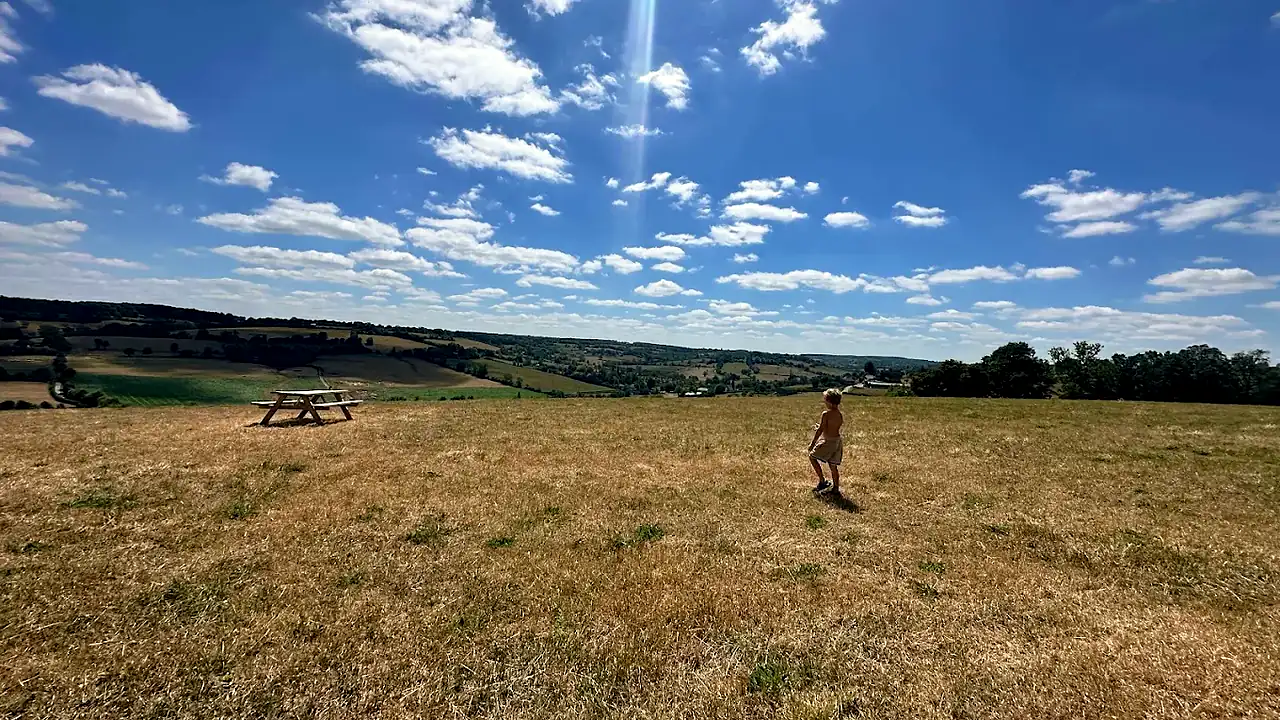 Les prairies de la Foucaudière sous un grand ciel, à Camembert