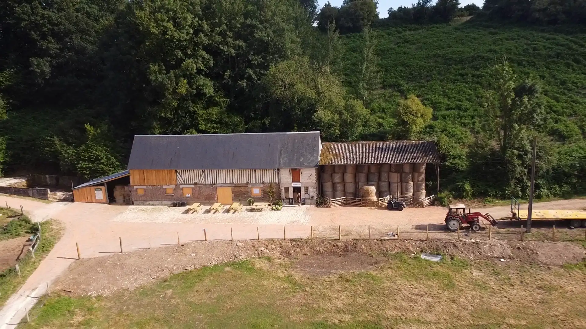 Vue aérienne de la ferme de la Foucaudière à Camembert : granges normandes, prairies et brebis au cœur du Pays d'Auge