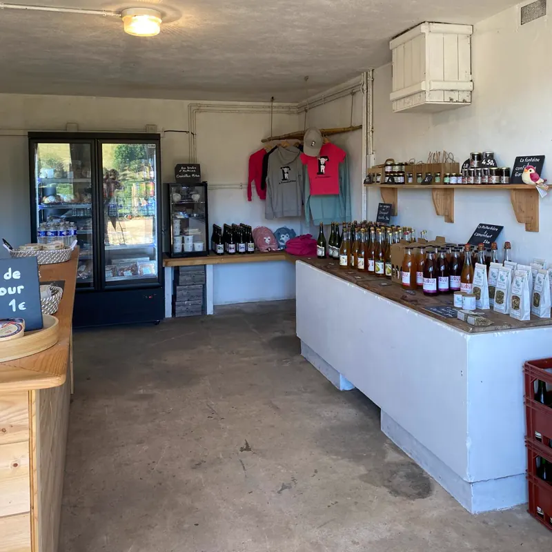 Le comptoir de la boutique de la ferme et ses produits fermiers