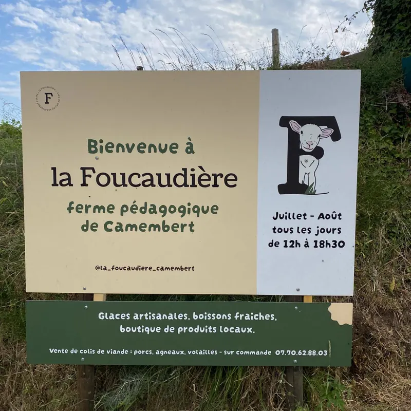 Le panneau d'accueil de la ferme : bienvenue à la Foucaudière, ferme pédagogique de Camembert