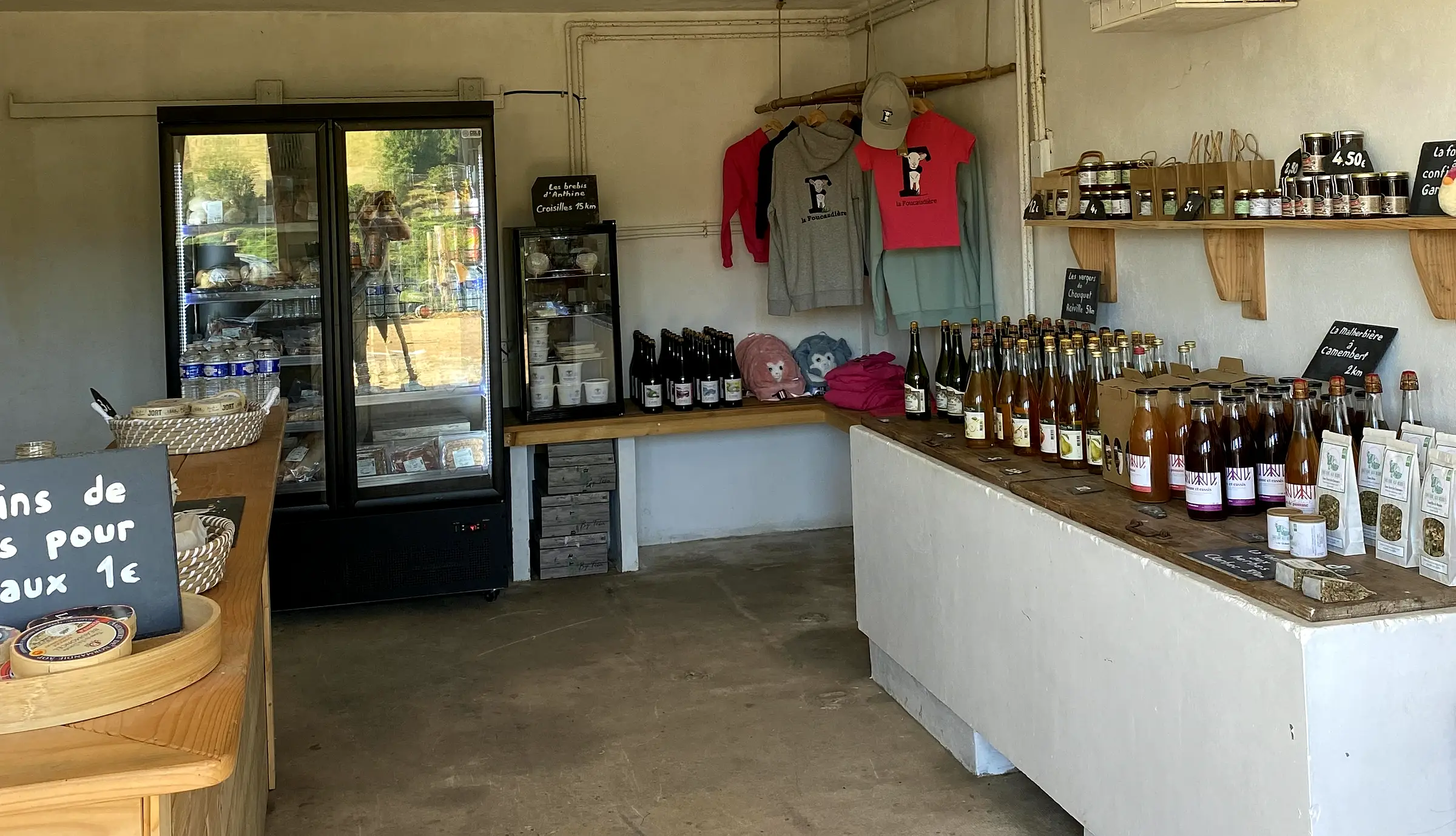 L'intérieur de la boutique de la ferme : fromages, confitures, jus et cidres du Pays d'Auge